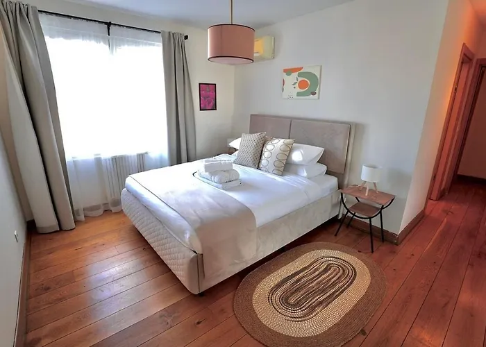 Apartment Prime Location Explore On Foot! *