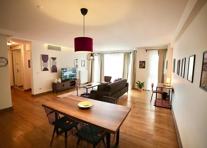 Prime Location Explore On Foot! *