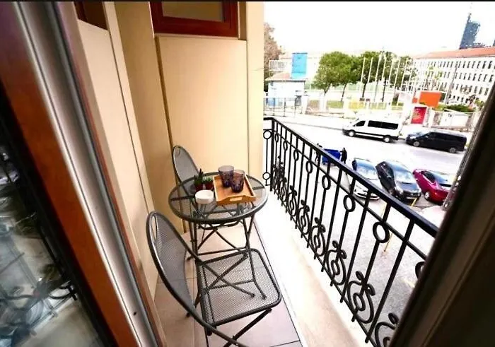 Apartment Prime Location Explore On Foot! *