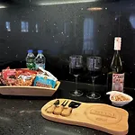 Prime Location Explore On Foot! Διαμέρισμα